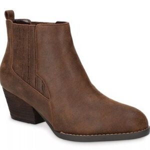 Bella vita women’s Lou Chelsea boots size 6.5 W